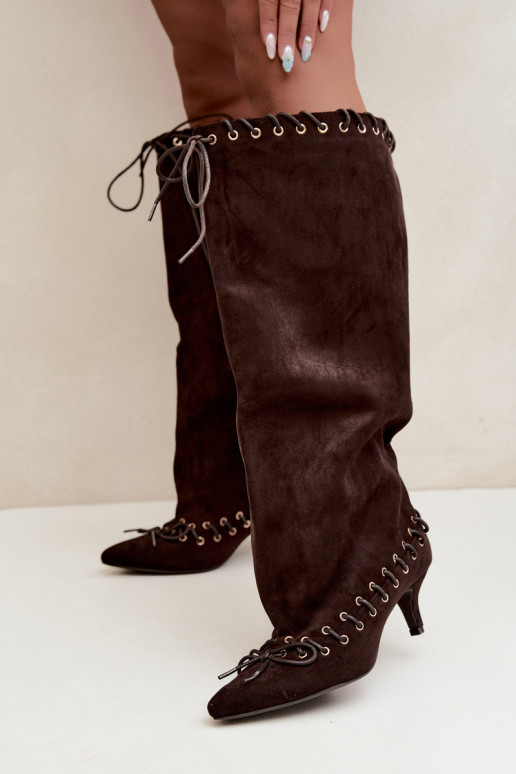 Lange laarzen met een gemiddelde hak van faux suede met decoratieve veters in chocolade kleur Juletta