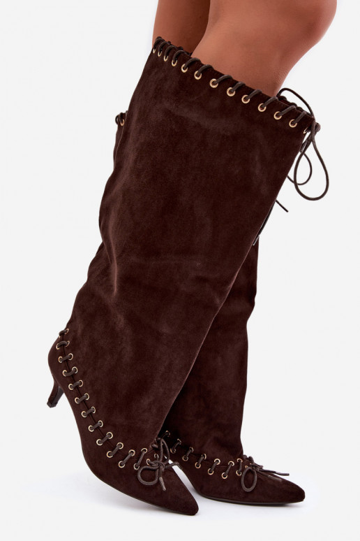 Lange laarzen met een gemiddelde hak van faux suede met decoratieve veters in chocolade kleur Juletta