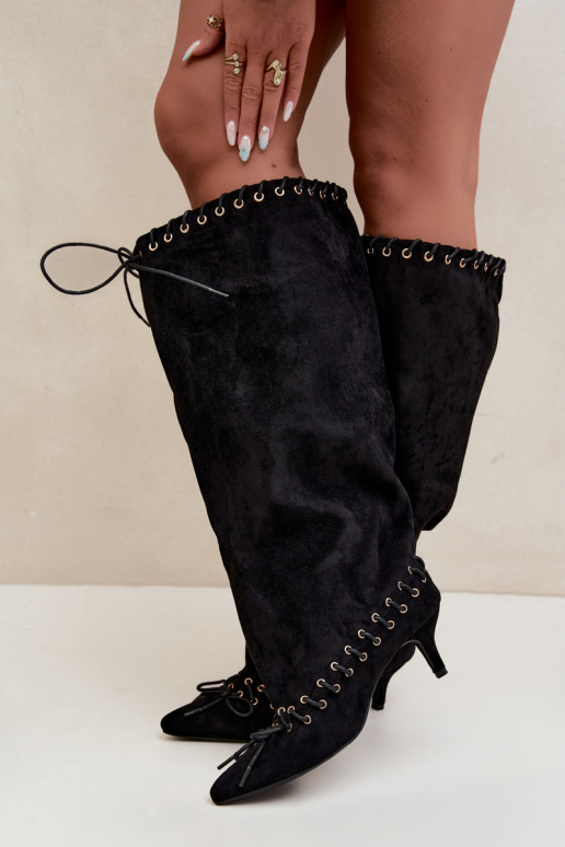 Lange laarzen met een gemiddelde hak van faux suede met decoratieve veters in zwarte kleur Juletta