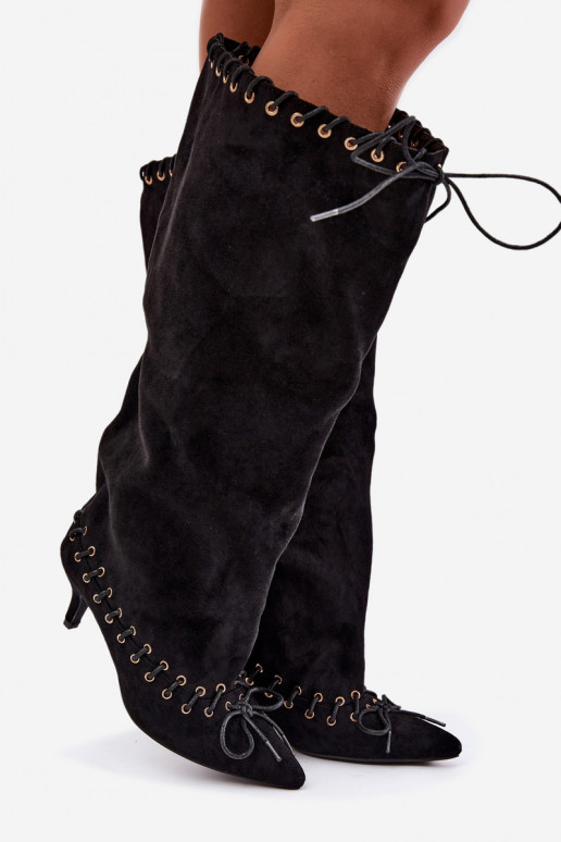 Lange laarzen met een gemiddelde hak van faux suede met decoratieve veters in zwarte kleur Juletta