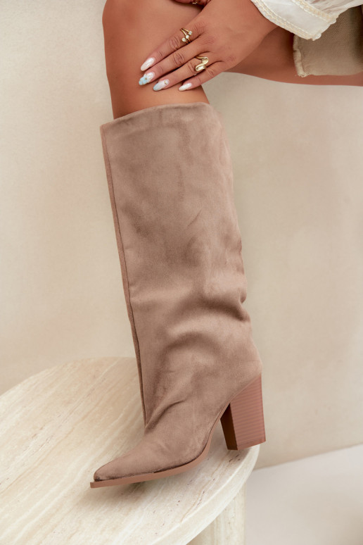 Dames kniehoge instaplaarzen met hakken in faux suede zandkleur Carmina