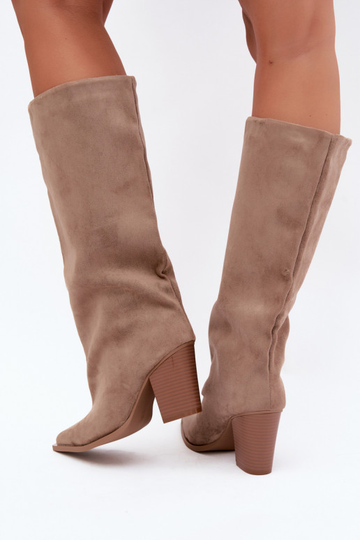 Dames kniehoge instaplaarzen met hakken in faux suede zandkleur Carmina