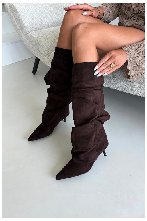 Chocolade gekreukte kniehoge laarzen met kitten heel van suede LoĮen