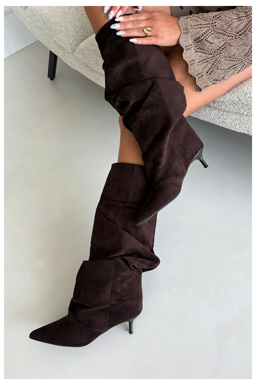 Chocolade gekreukte kniehoge laarzen met kitten heel van suede LoĮen