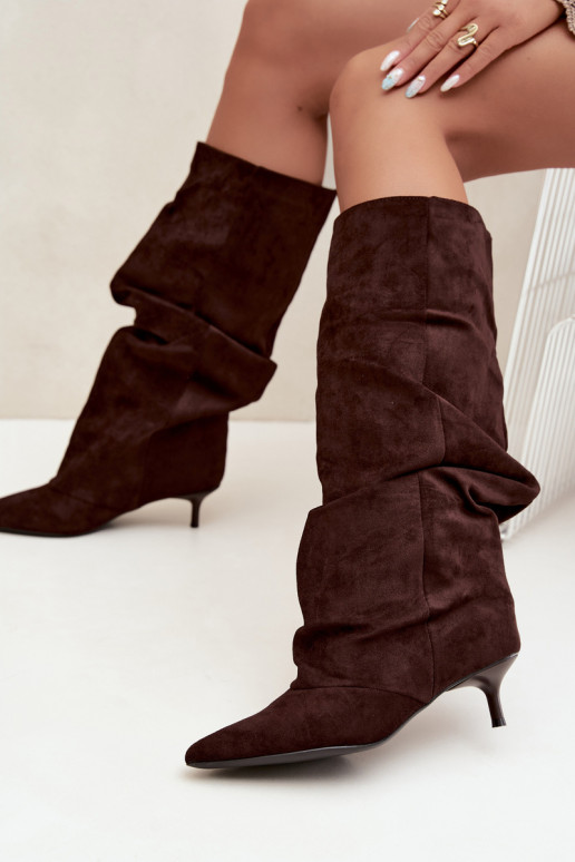 Chocolade gekreukte kniehoge laarzen met kitten heel van suede LoĮen