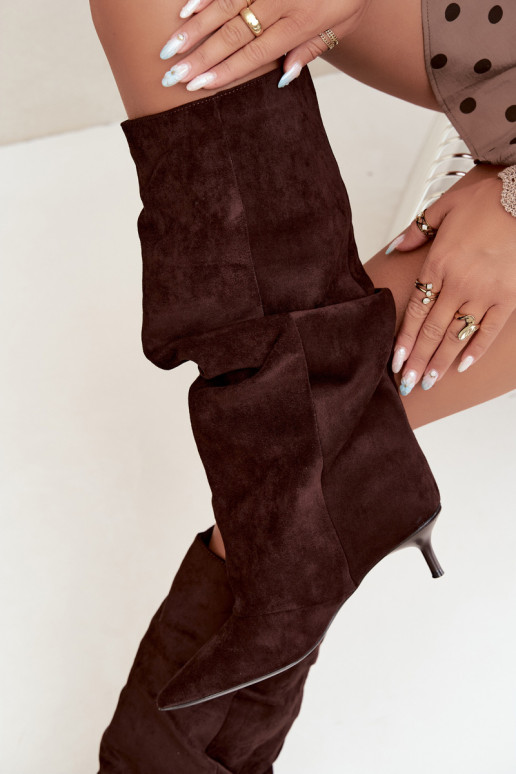 Chocolade gekreukte kniehoge laarzen met kitten heel van suede LoĮen