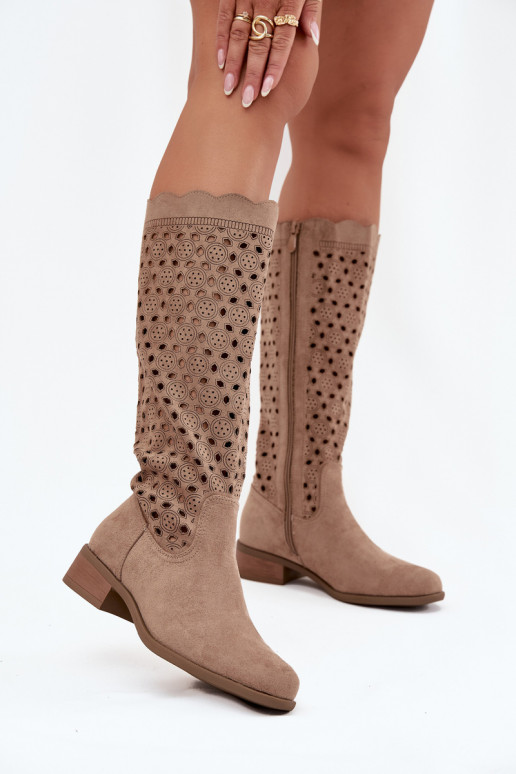 sandkleurige dames enkellaarsjes met lage hak en uitsnijdetails