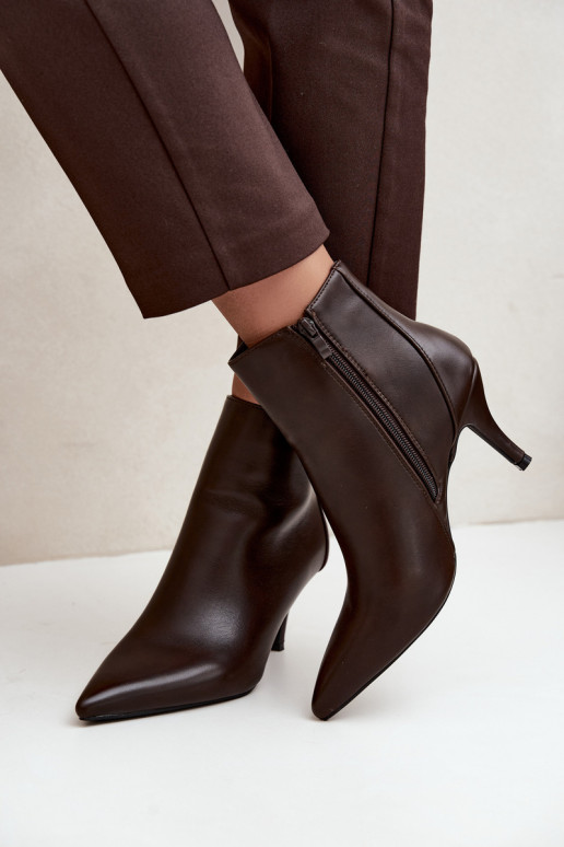 Enkellaarsjes met dunne hakken, spitse neus, in chocolade faux leather Niretta