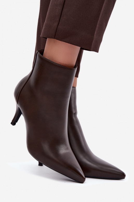 Enkellaarsjes met dunne hakken, spitse neus, in chocolade faux leather Niretta