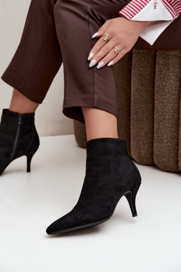 Zwarte faux suede enkellaarsjes met spitse hakken Niretta 2