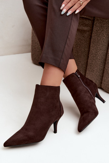 Chocolade faux suede enkellaarsjes met spitse hakken Niretta