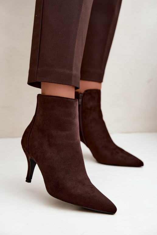 Chocolade faux suede enkellaarsjes met spitse hakken Niretta