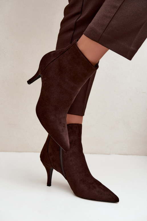 Chocolade faux suede enkellaarsjes met spitse hakken Niretta