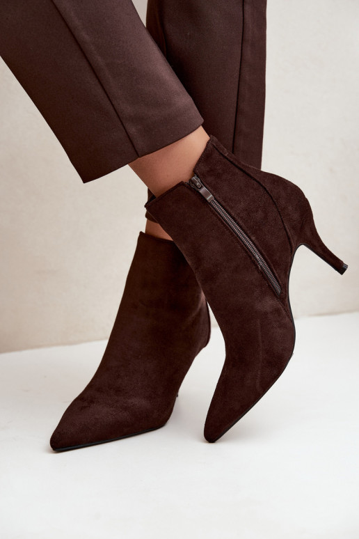 Chocolade faux suede enkellaarsjes met spitse hakken Niretta