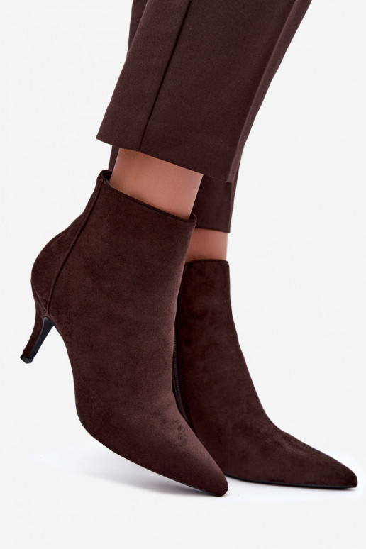 Chocolade faux suede enkellaarsjes met spitse hakken Niretta