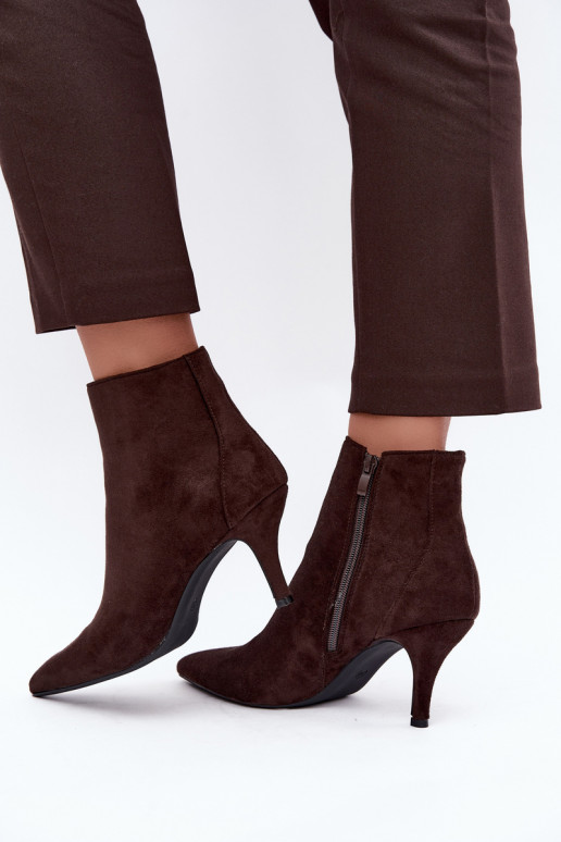 Chocolade faux suede enkellaarsjes met spitse hakken Niretta