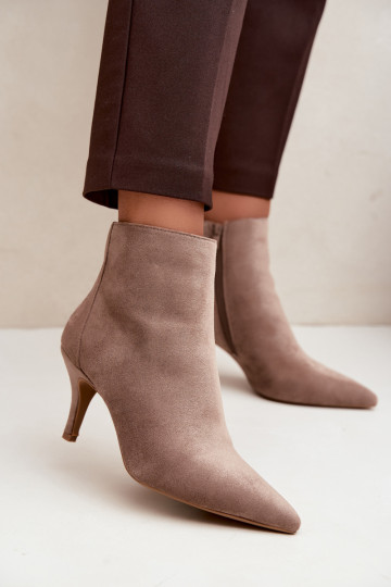 Khaki faux suede enkellaarsjes met spitse hakken Niretta
