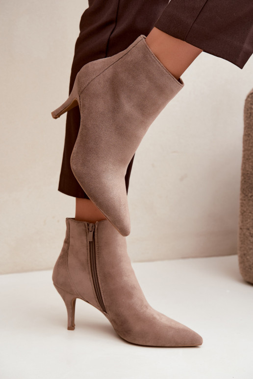 Khaki faux suede enkellaarsjes met spitse hakken Niretta