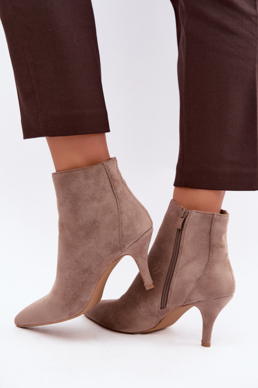 Khaki faux suede enkellaarsjes met spitse hakken Niretta