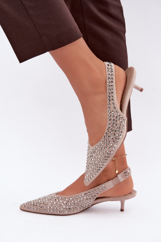 Zandkleurige dames sandalen met studs en een lage hak Tai turidden