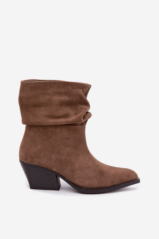 Enkellaarsjes van natuurlijk suede met plissees en hakken in bruine kleur Merrin