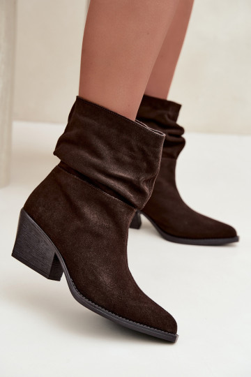 Enkellaarsjes van natuurlijk suede met plissees en hakken in chocoladekleur Merrin