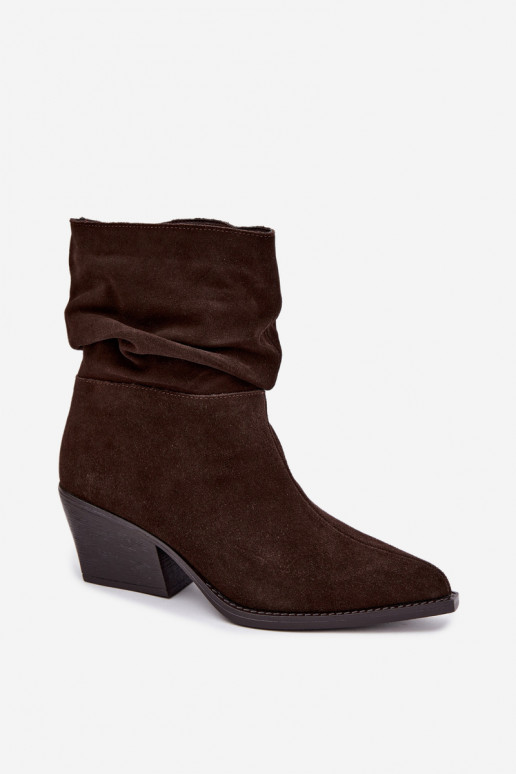 Enkellaarsjes van natuurlijk suede met plissees en hakken in chocoladekleur Merrin