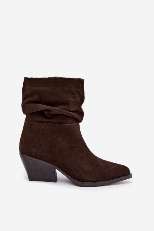 Enkellaarsjes van natuurlijk suede met plissees en hakken in chocoladekleur Merrin