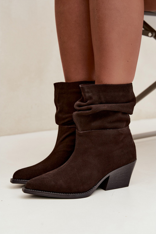 Enkellaarsjes van natuurlijk suede met plissees en hakken in chocoladekleur Merrin