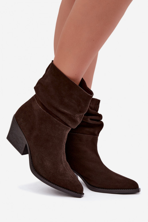 Enkellaarsjes van natuurlijk suede met plissees en hakken in chocoladekleur Merrin