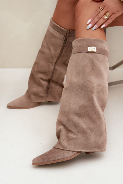 dames kniehoogte laarzen met een gestikte schacht op een lage hak van faux suede in zandkleur Gisellea