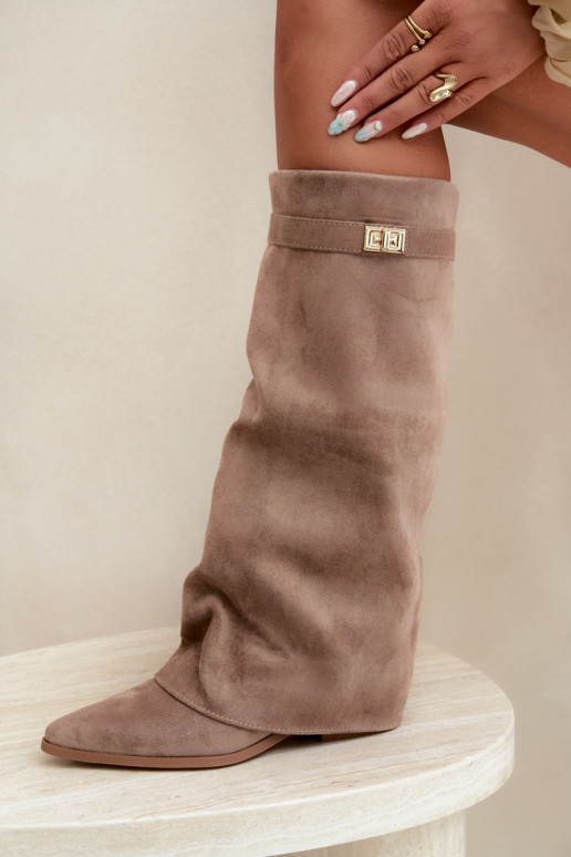 dames kniehoogte laarzen met een gestikte schacht op een lage hak van faux suede in zandkleur Gisellea