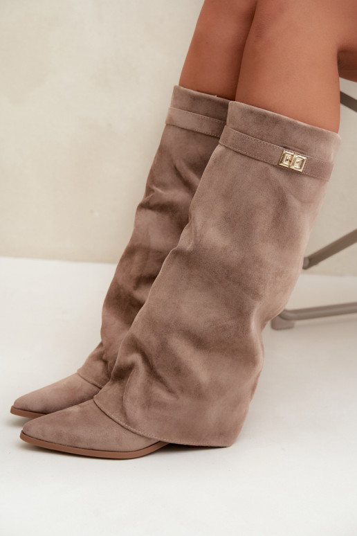 dames kniehoogte laarzen met een gestikte schacht op een lage hak van faux suede in zandkleur Gisellea