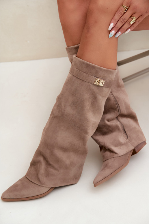 dames kniehoogte laarzen met een gestikte schacht op een lage hak van faux suede in zandkleur Gisellea
