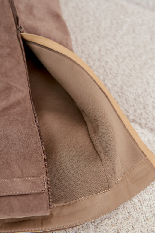 dames kniehoogte laarzen met een gestikte schacht op een lage hak van faux suede in zandkleur Gisellea