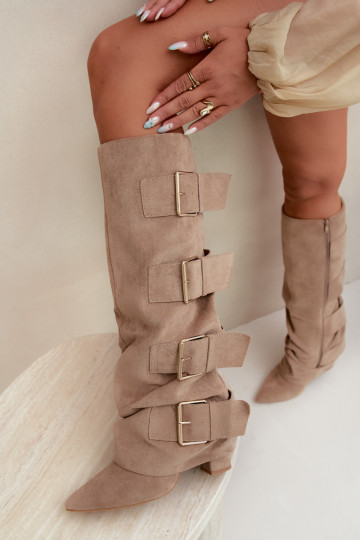 dames kniehoogte laarzen met een gestikte schacht in goudkleur met gespen van faux suede in khaki Isa 2