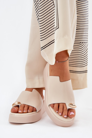 dameslippers met platform en decoratieve details in zandkleur 2