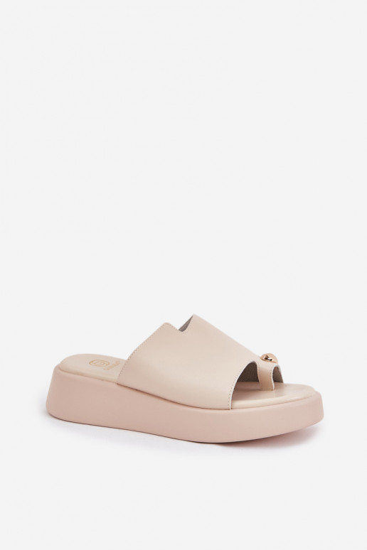 dameslippers met platform en decoratieve details in zandkleur