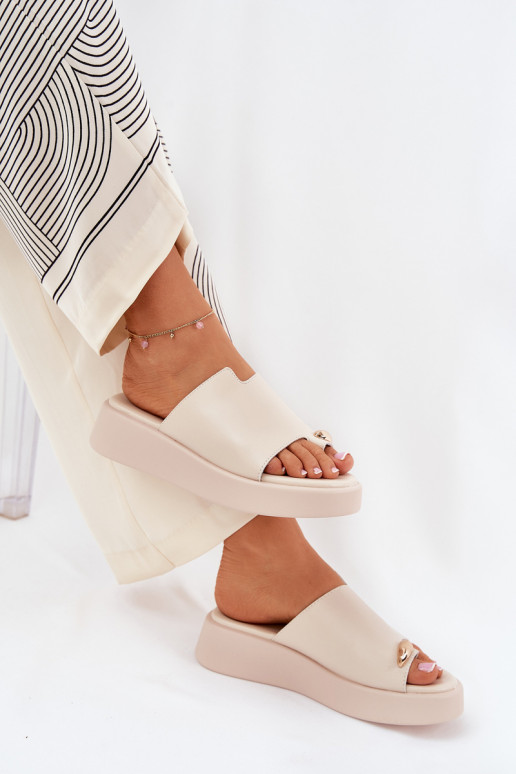 dameslippers met platform en decoratieve details in zandkleur