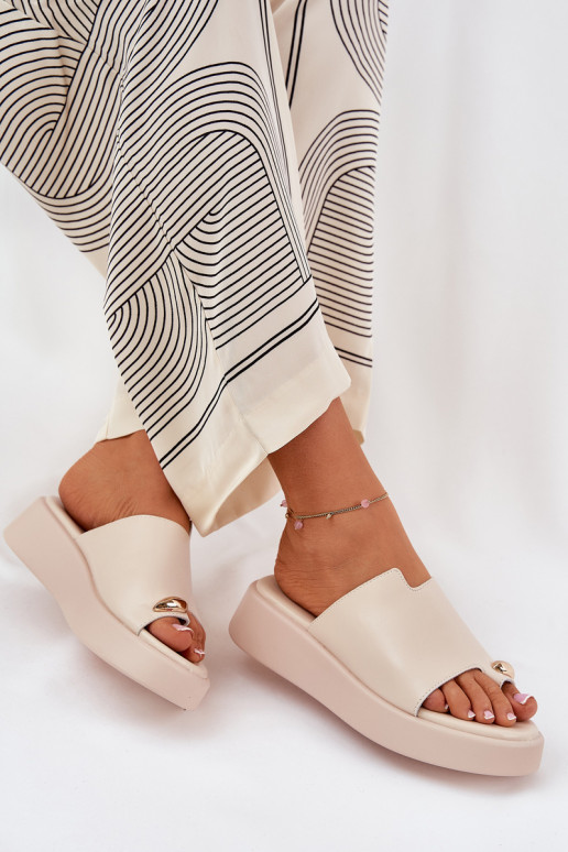 dameslippers met platform en decoratieve details in zandkleur