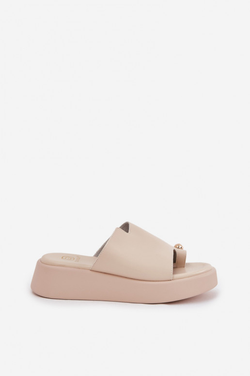 dameslippers met platform en decoratieve details in zandkleur