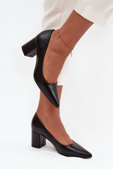 stilettohakken met puntige neuzen in zwart