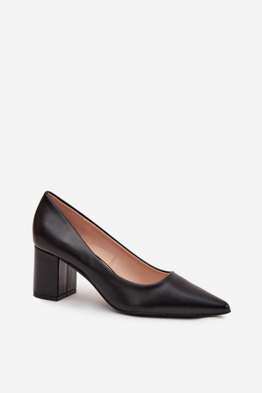 stilettohakken met puntige neuzen in zwart