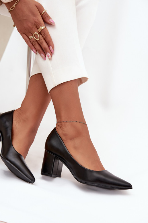 stilettohakken met puntige neuzen in zwart