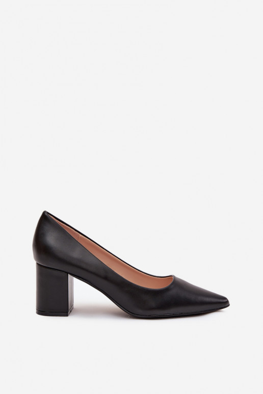 stilettohakken met puntige neuzen in zwart