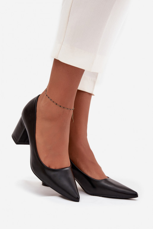 stilettohakken met puntige neuzen in zwart