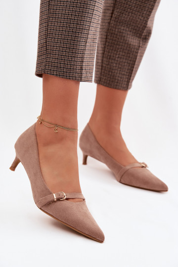 Zandkleurige dames schoenen met lage hak en versierde hakken Pirela 2