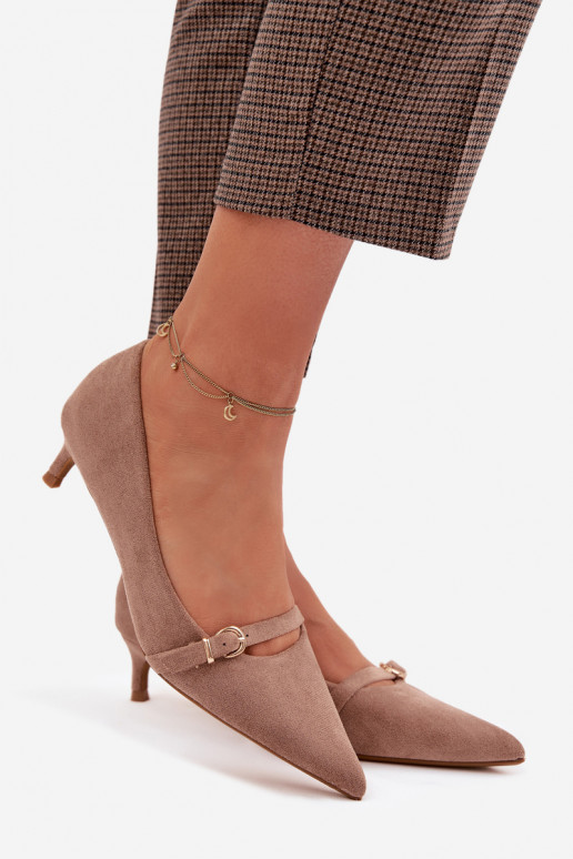Zandkleurige dames schoenen met lage hak en versierde hakken Pirela