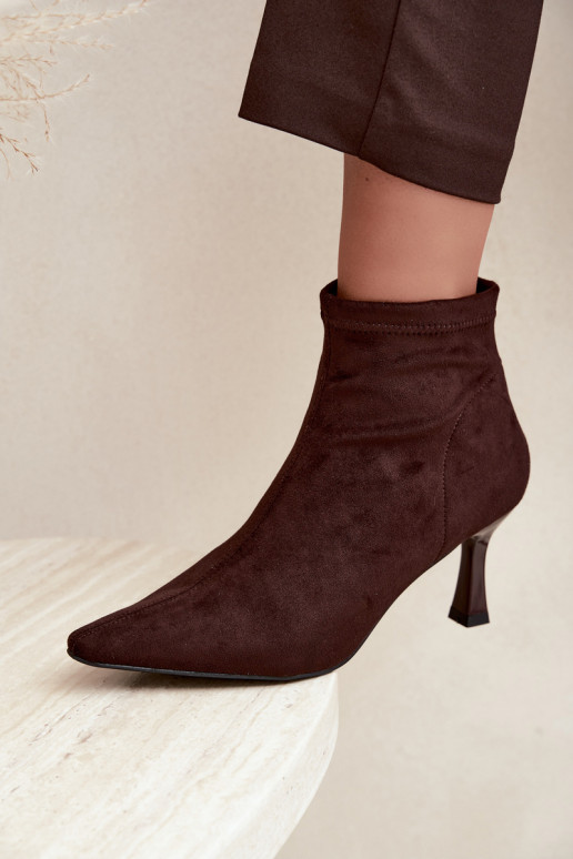 Dames enkellaarsjes op een slanke hak met stiksels in chocoladekleur Clancy