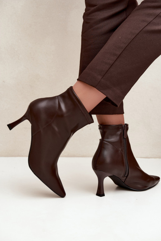 Dames enkellaarsjes op een slanke hak met stiksels van faux leer in chocoladekleur Clancy